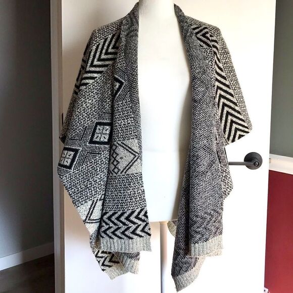 5/$25 Boutique Patterned Cape - Picture 1 of 5